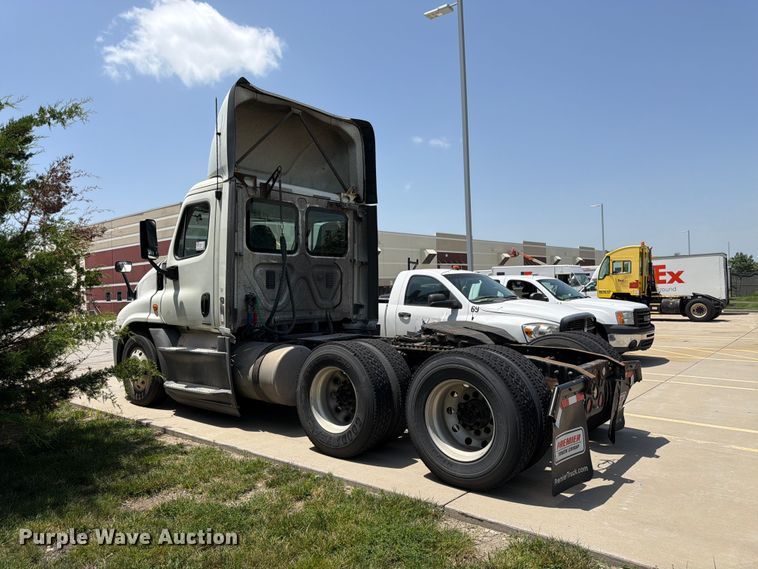 image for item FK3112 2016 Freightliner Cascadia semi truck