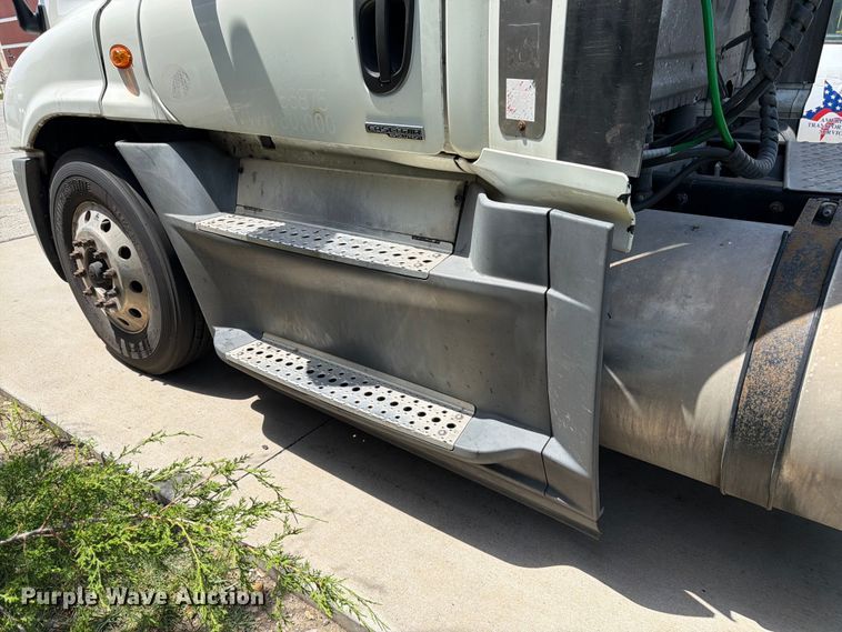image for item FK3112 2016 Freightliner Cascadia semi truck