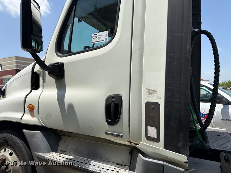 image for item FK3112 2016 Freightliner Cascadia semi truck