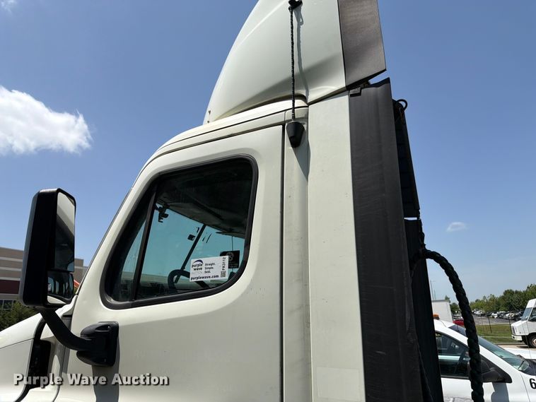 image for item FK3112 2016 Freightliner Cascadia semi truck