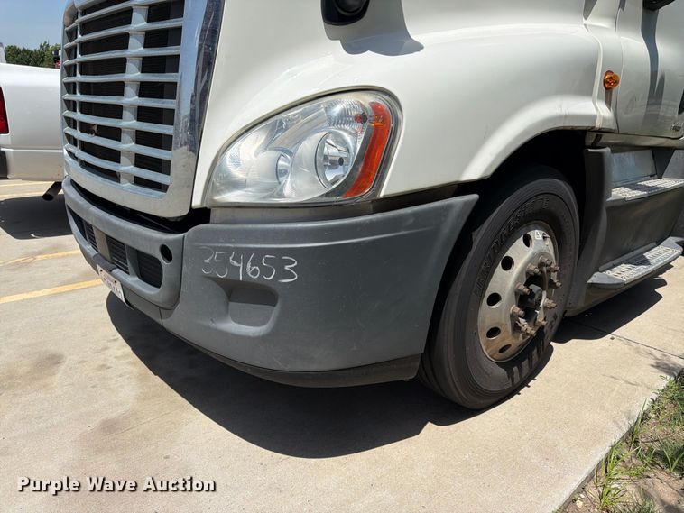 image for item FK3112 2016 Freightliner Cascadia semi truck