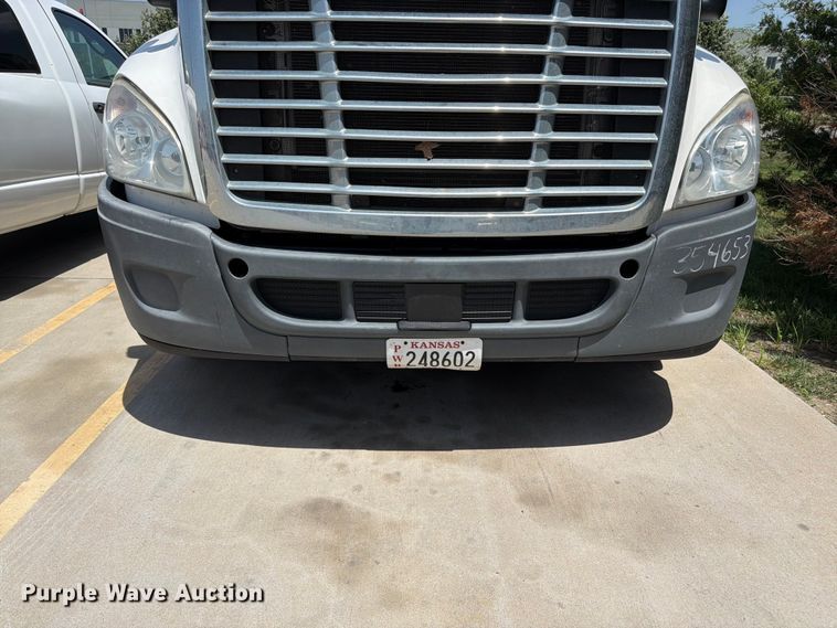 image for item FK3112 2016 Freightliner Cascadia semi truck