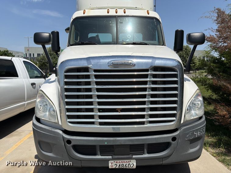 image for item FK3112 2016 Freightliner Cascadia semi truck