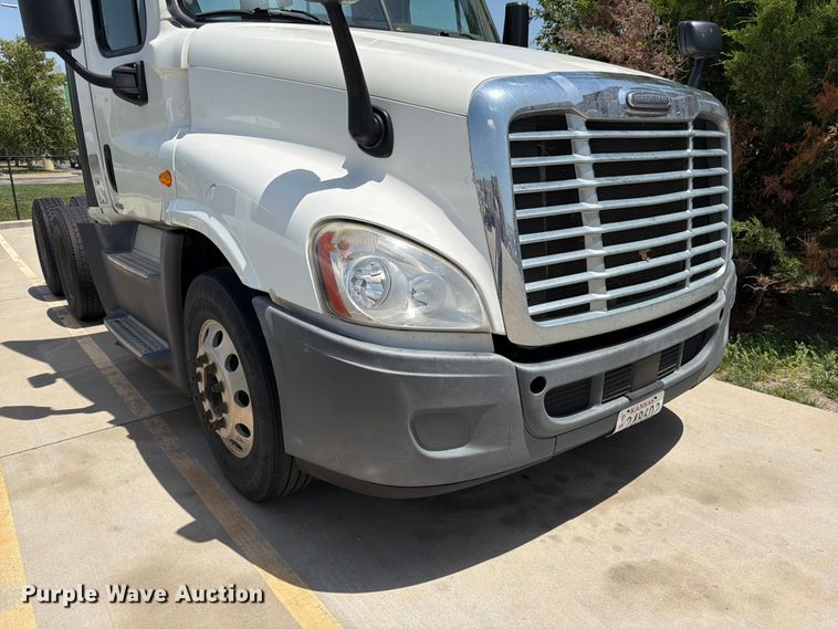 image for item FK3112 2016 Freightliner Cascadia semi truck