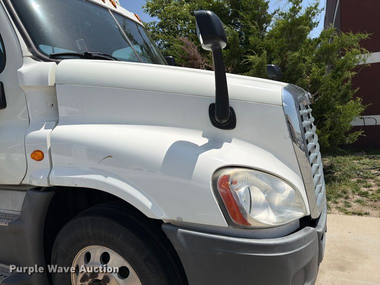 image for item FK3112 2016 Freightliner Cascadia semi truck