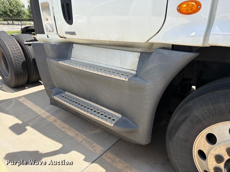 image for item FK3112 2016 Freightliner Cascadia semi truck