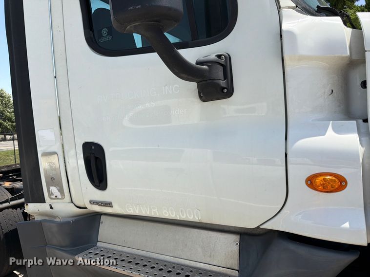 image for item FK3112 2016 Freightliner Cascadia semi truck