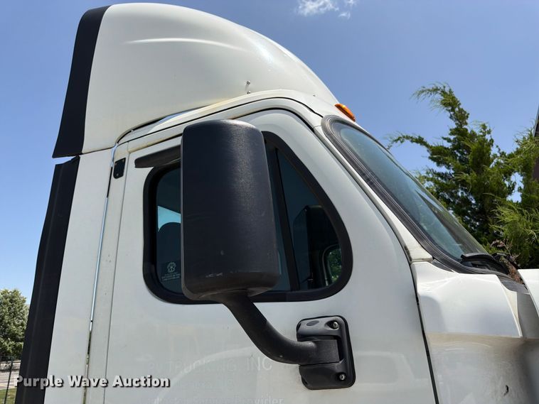 image for item FK3112 2016 Freightliner Cascadia semi truck
