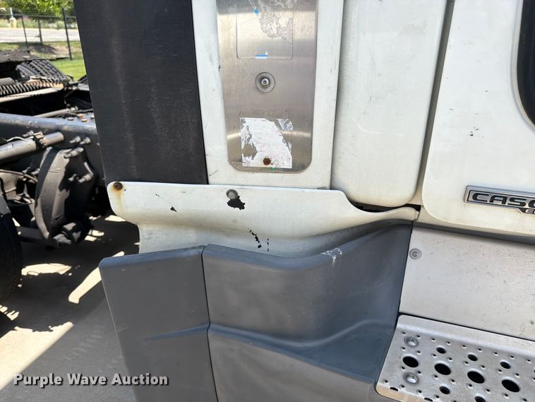 image for item FK3112 2016 Freightliner Cascadia semi truck