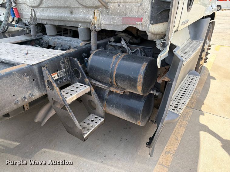 image for item FK3112 2016 Freightliner Cascadia semi truck