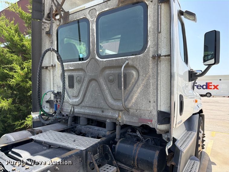 image for item FK3112 2016 Freightliner Cascadia semi truck