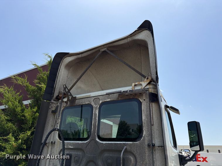 image for item FK3112 2016 Freightliner Cascadia semi truck