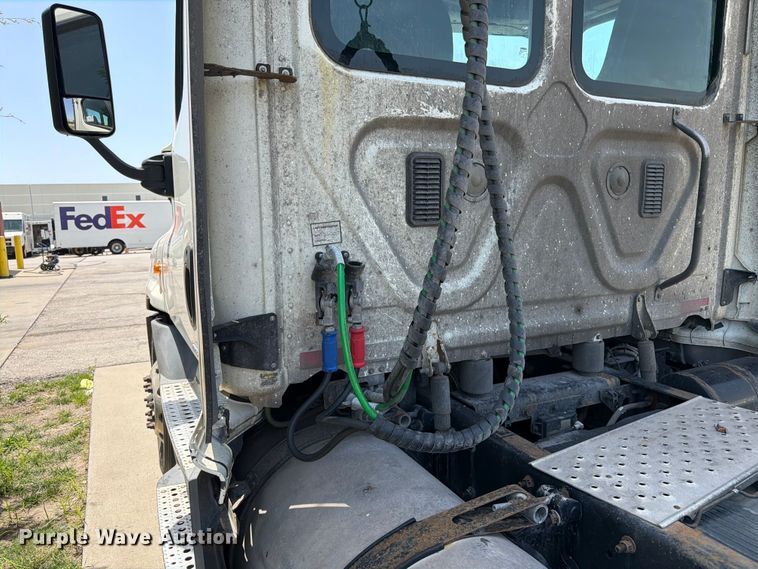 image for item FK3112 2016 Freightliner Cascadia semi truck