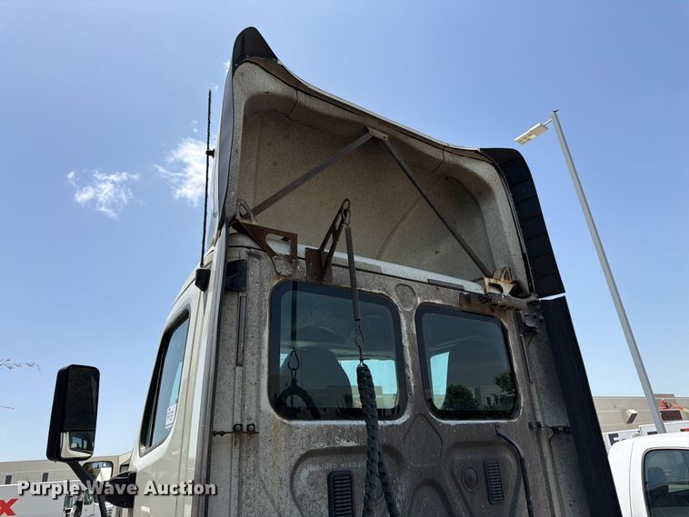 image for item FK3112 2016 Freightliner Cascadia semi truck