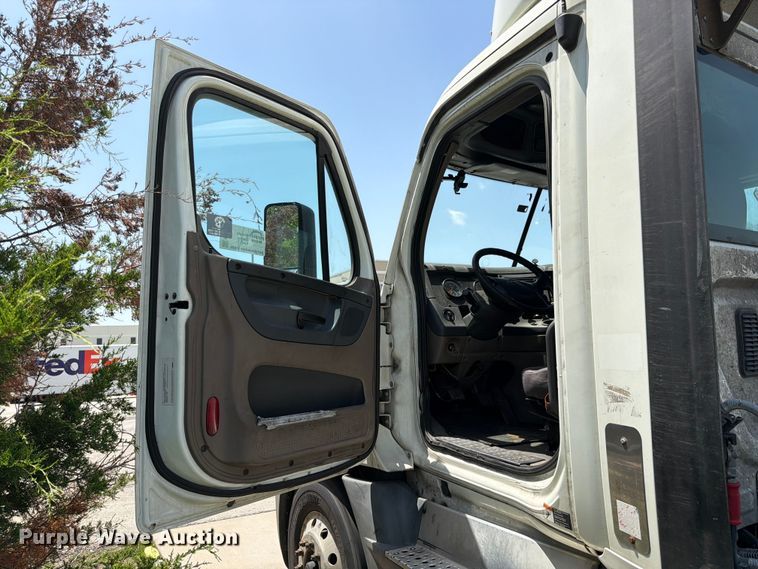 image for item FK3112 2016 Freightliner Cascadia semi truck