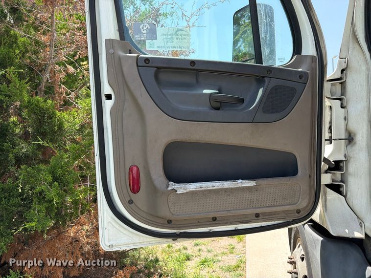 image for item FK3112 2016 Freightliner Cascadia semi truck