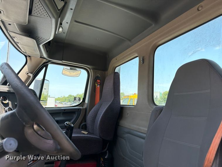 image for item FK3112 2016 Freightliner Cascadia semi truck