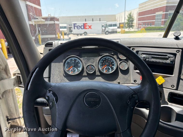 image for item FK3112 2016 Freightliner Cascadia semi truck