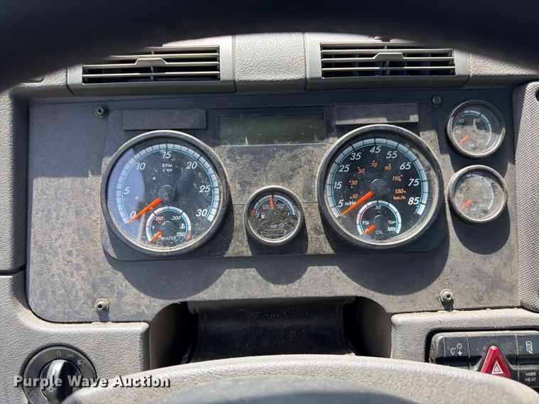 image for item FK3112 2016 Freightliner Cascadia semi truck
