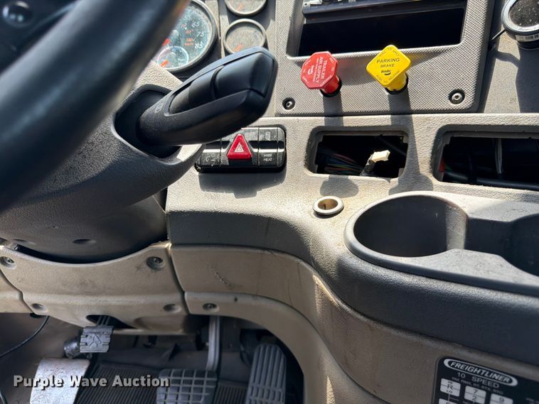 image for item FK3112 2016 Freightliner Cascadia semi truck