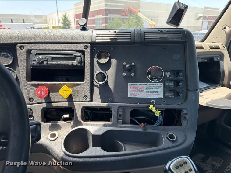 image for item FK3112 2016 Freightliner Cascadia semi truck