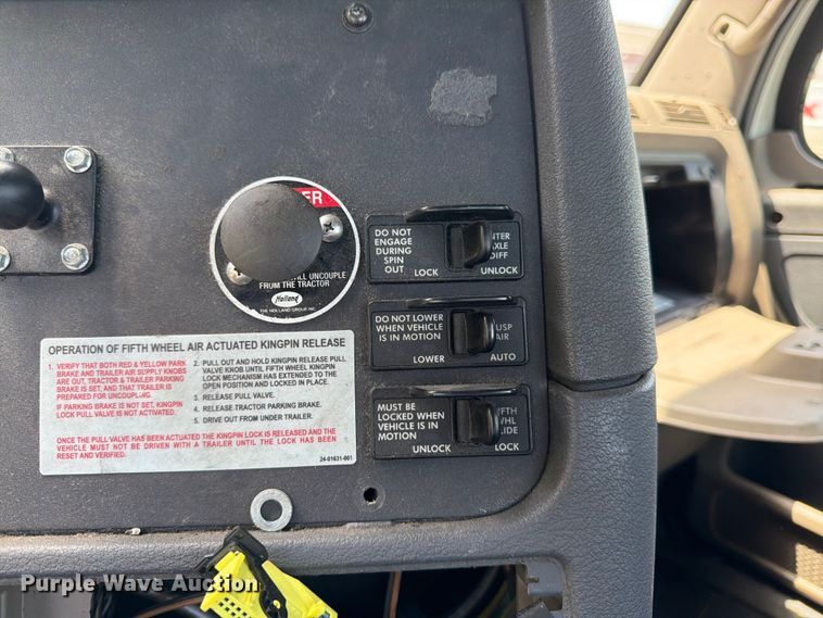 image for item FK3112 2016 Freightliner Cascadia semi truck