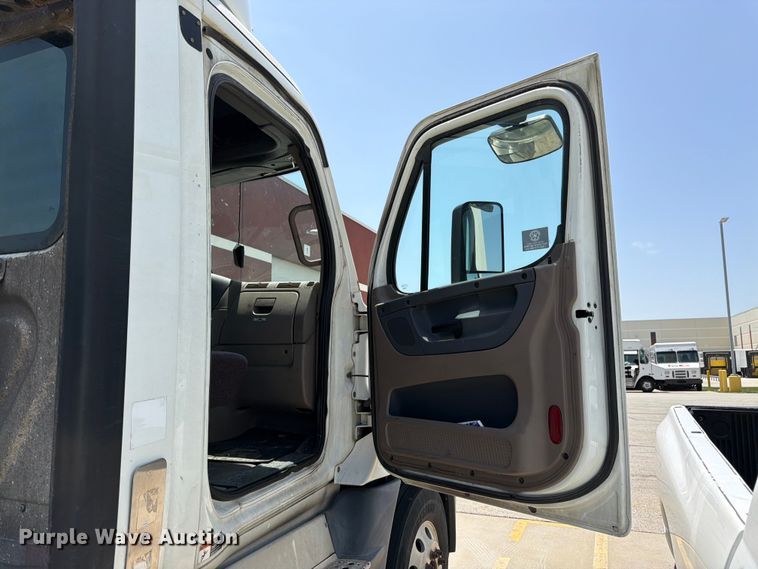 image for item FK3112 2016 Freightliner Cascadia semi truck