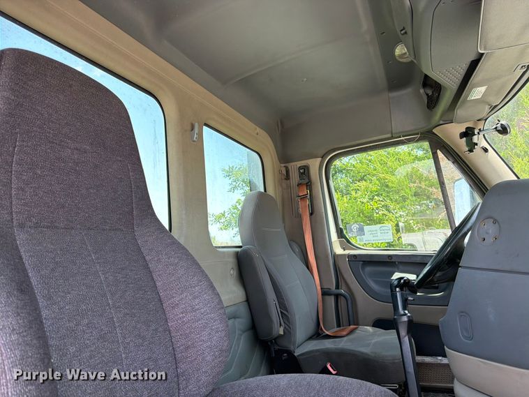 image for item FK3112 2016 Freightliner Cascadia semi truck