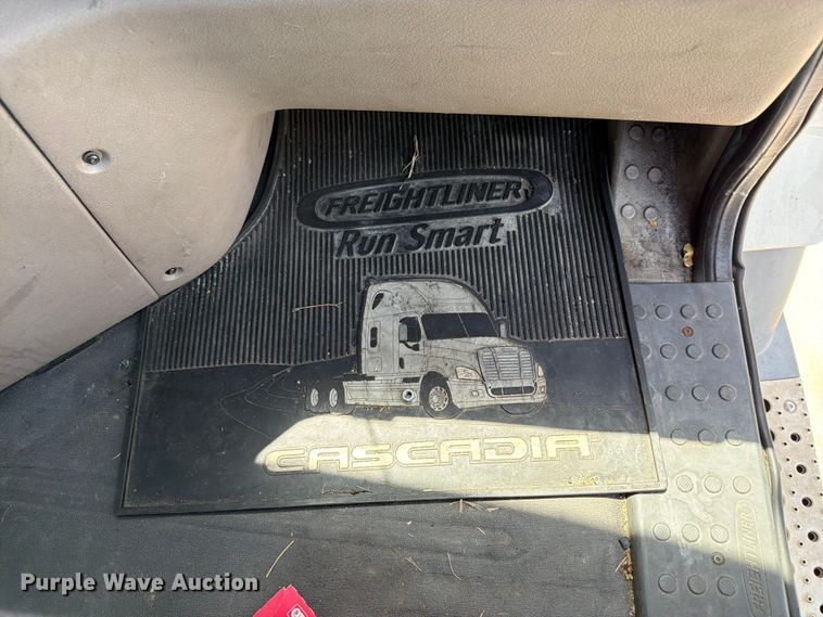 image for item FK3112 2016 Freightliner Cascadia semi truck