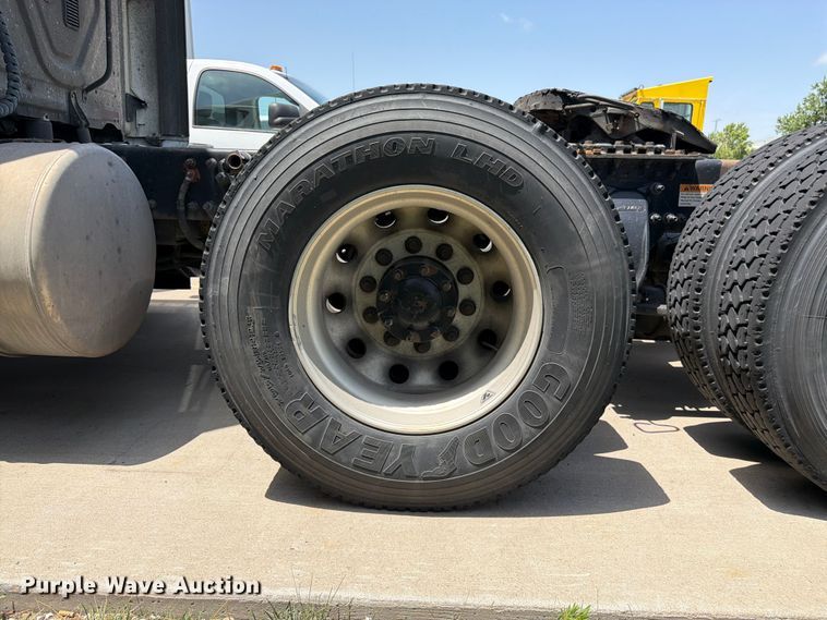 image for item FK3112 2016 Freightliner Cascadia semi truck
