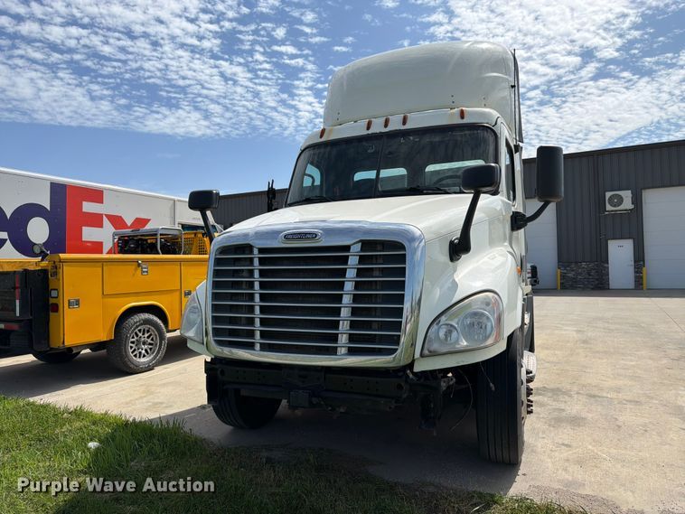 image for item FK3118 2017 Freightliner Cascadia semi truck