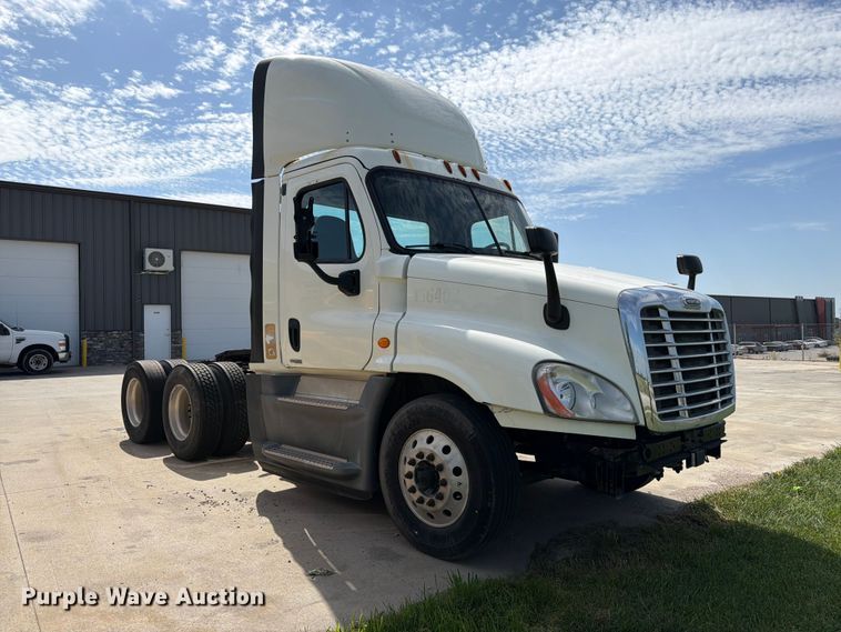 image for item FK3118 2017 Freightliner Cascadia semi truck