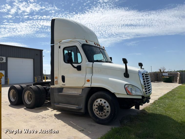 image for item FK3118 2017 Freightliner Cascadia semi truck