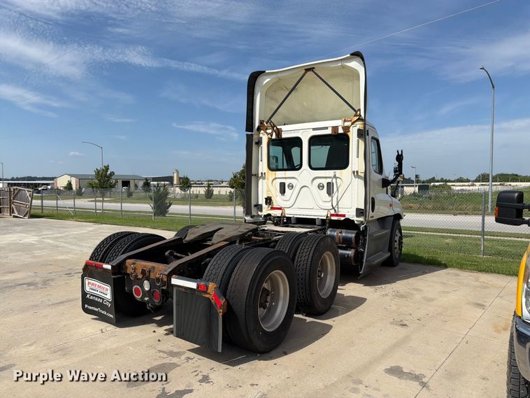 image for item FK3118 2017 Freightliner Cascadia semi truck