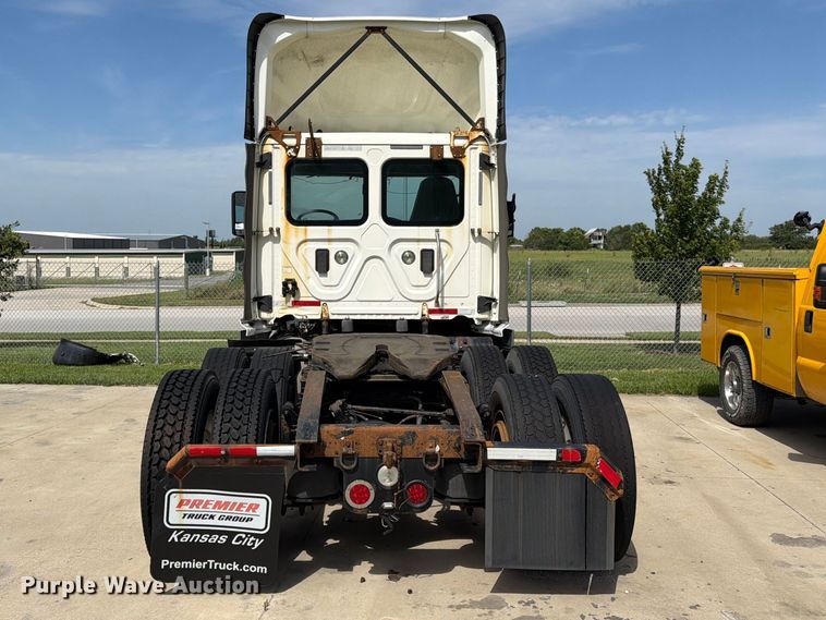 image for item FK3118 2017 Freightliner Cascadia semi truck