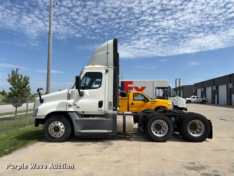 image for item FK3118 2017 Freightliner Cascadia semi truck