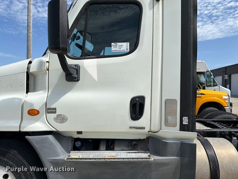 image for item FK3118 2017 Freightliner Cascadia semi truck