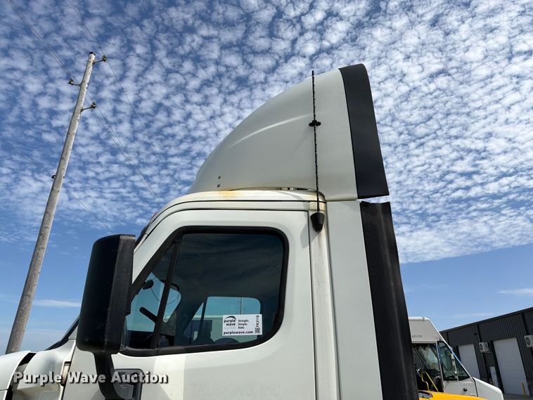 image for item FK3118 2017 Freightliner Cascadia semi truck