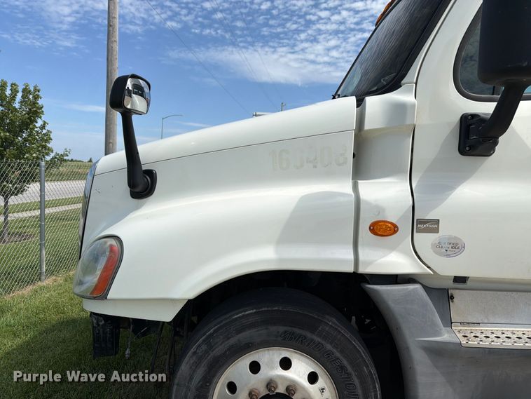 image for item FK3118 2017 Freightliner Cascadia semi truck
