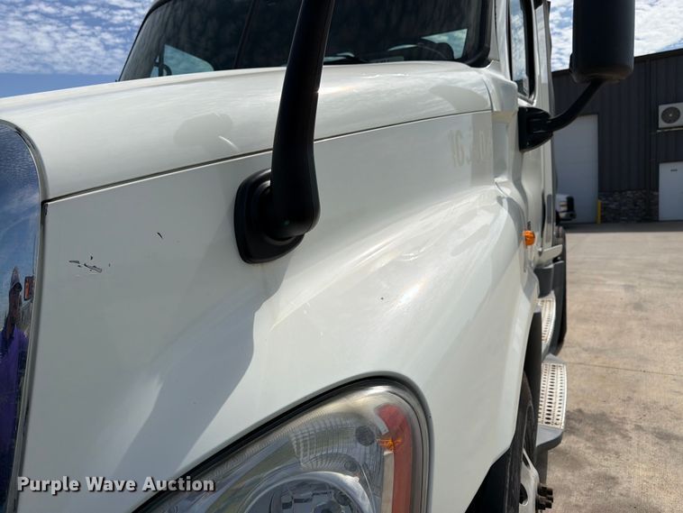 image for item FK3118 2017 Freightliner Cascadia semi truck