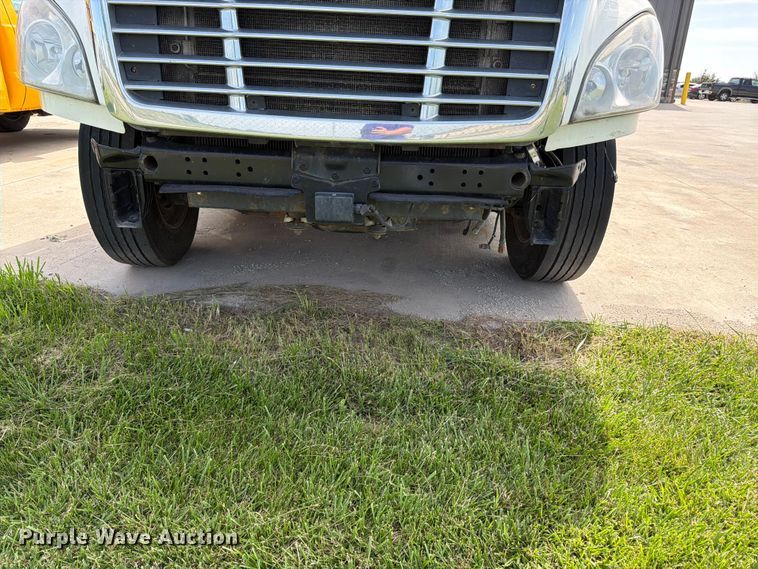 image for item FK3118 2017 Freightliner Cascadia semi truck