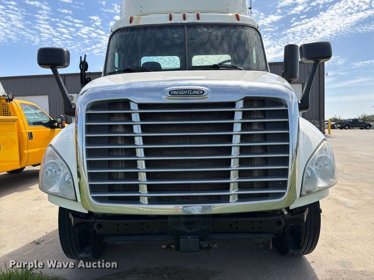image for item FK3118 2017 Freightliner Cascadia semi truck