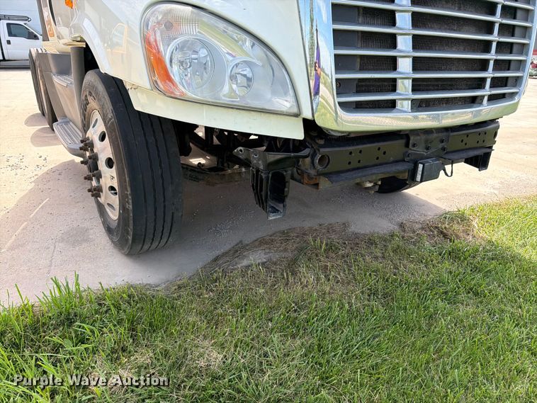 image for item FK3118 2017 Freightliner Cascadia semi truck