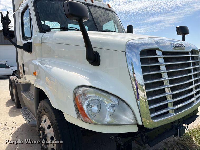 image for item FK3118 2017 Freightliner Cascadia semi truck