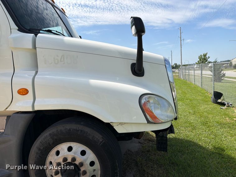 image for item FK3118 2017 Freightliner Cascadia semi truck