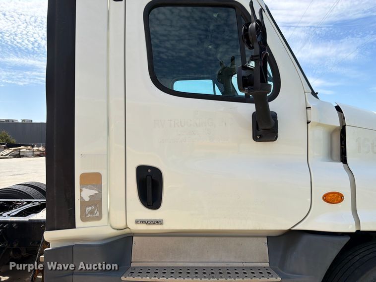 image for item FK3118 2017 Freightliner Cascadia semi truck