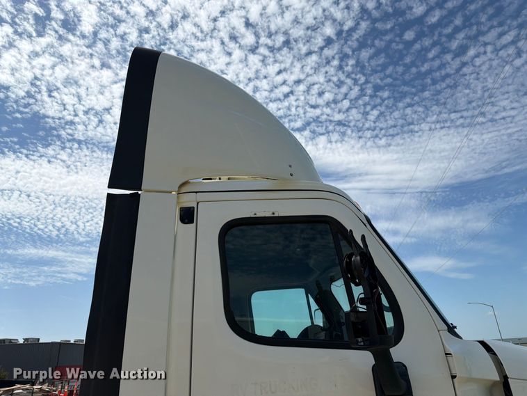 image for item FK3118 2017 Freightliner Cascadia semi truck