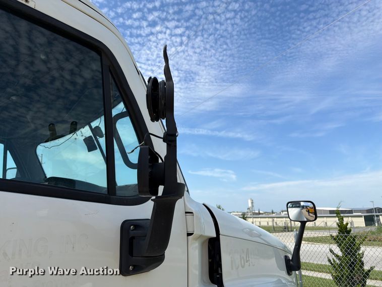 image for item FK3118 2017 Freightliner Cascadia semi truck
