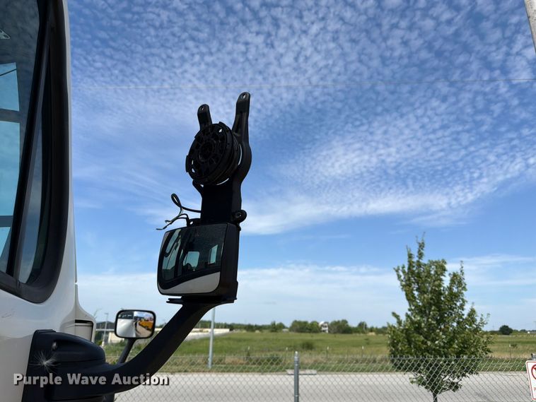 image for item FK3118 2017 Freightliner Cascadia semi truck