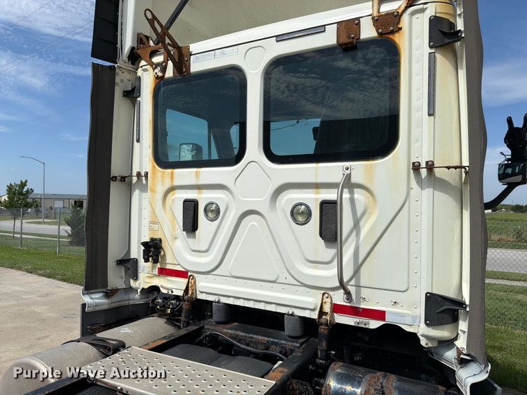 image for item FK3118 2017 Freightliner Cascadia semi truck
